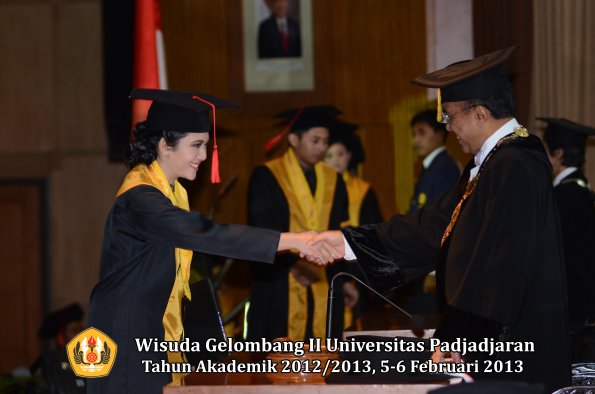 wisuda-unpad-gel-ii-ta-2012_2013-fakultas-hukum-oleh-rektor-057