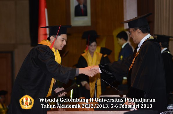 wisuda-unpad-gel-ii-ta-2012_2013-fakultas-hukum-oleh-rektor-058