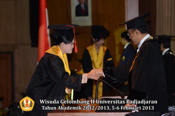 wisuda-unpad-gel-ii-ta-2012_2013-fakultas-hukum-oleh-rektor-059