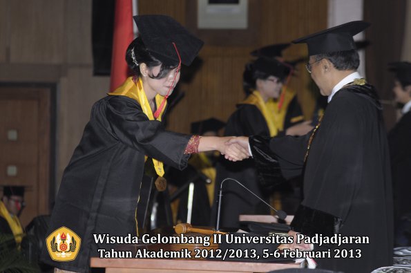 wisuda-unpad-gel-ii-ta-2012_2013-fakultas-hukum-oleh-rektor-060