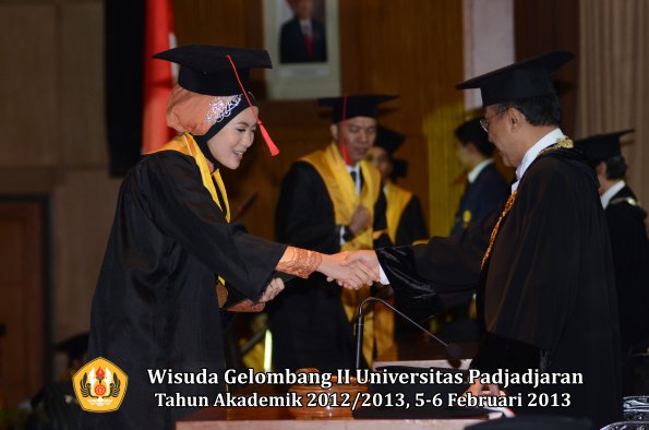 wisuda-unpad-gel-ii-ta-2012_2013-fakultas-hukum-oleh-rektor-062