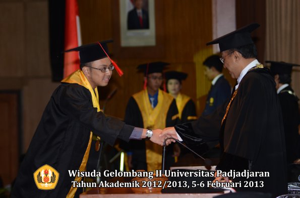 wisuda-unpad-gel-ii-ta-2012_2013-fakultas-hukum-oleh-rektor-065