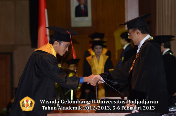 wisuda-unpad-gel-ii-ta-2012_2013-fakultas-hukum-oleh-rektor-066