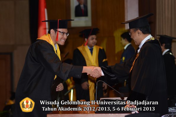 wisuda-unpad-gel-ii-ta-2012_2013-fakultas-hukum-oleh-rektor-068