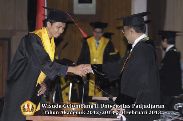 wisuda-unpad-gel-ii-ta-2012_2013-fakultas-hukum-oleh-rektor-070