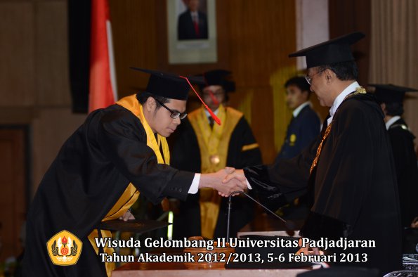 wisuda-unpad-gel-ii-ta-2012_2013-fakultas-hukum-oleh-rektor-071