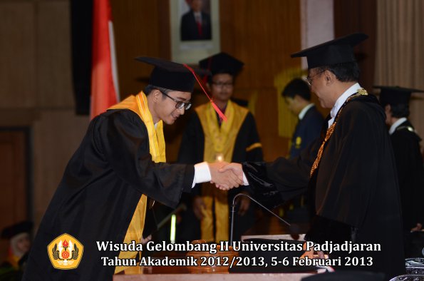 wisuda-unpad-gel-ii-ta-2012_2013-fakultas-hukum-oleh-rektor-072