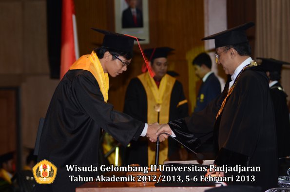 wisuda-unpad-gel-ii-ta-2012_2013-fakultas-hukum-oleh-rektor-074