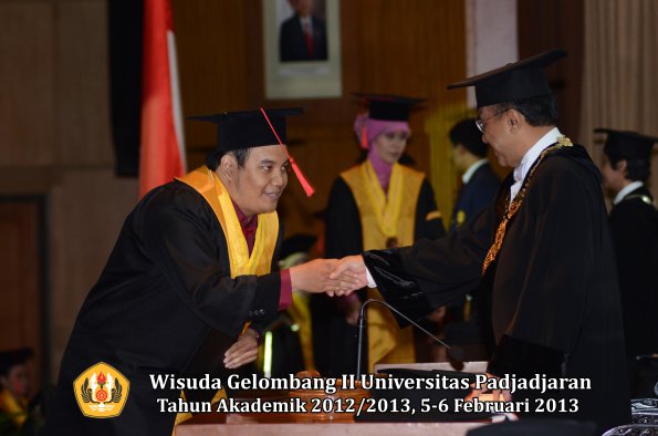 wisuda-unpad-gel-ii-ta-2012_2013-fakultas-hukum-oleh-rektor-075