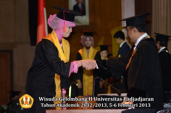 wisuda-unpad-gel-ii-ta-2012_2013-fakultas-hukum-oleh-rektor-076