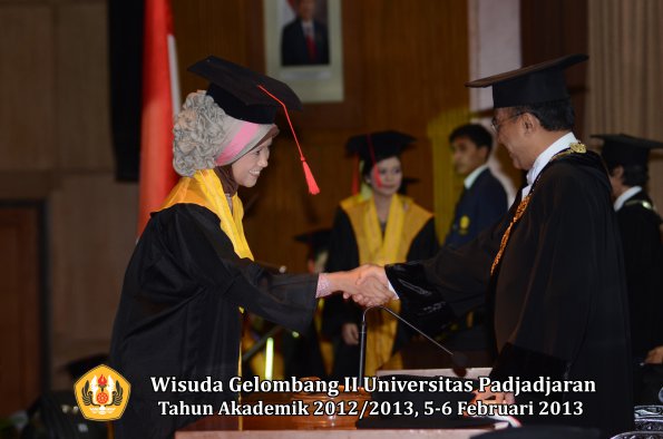 wisuda-unpad-gel-ii-ta-2012_2013-fakultas-hukum-oleh-rektor-077