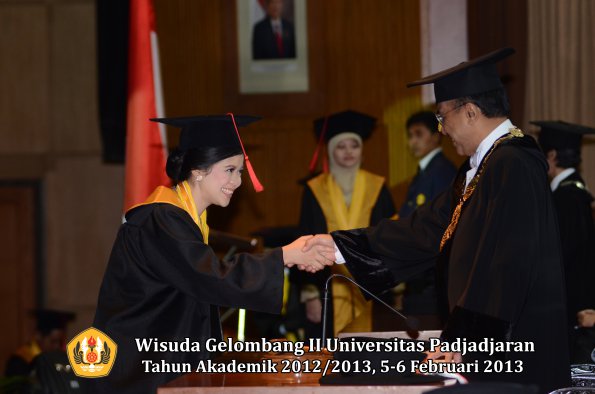 wisuda-unpad-gel-ii-ta-2012_2013-fakultas-hukum-oleh-rektor-078