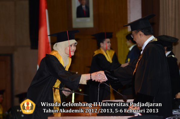 wisuda-unpad-gel-ii-ta-2012_2013-fakultas-hukum-oleh-rektor-079