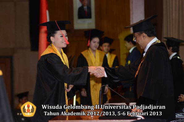 wisuda-unpad-gel-ii-ta-2012_2013-fakultas-hukum-oleh-rektor-080