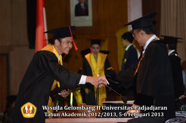 wisuda-unpad-gel-ii-ta-2012_2013-fakultas-hukum-oleh-rektor-082