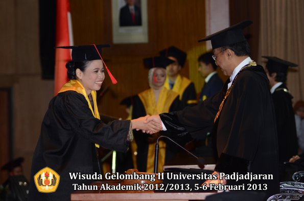 wisuda-unpad-gel-ii-ta-2012_2013-fakultas-hukum-oleh-rektor-083