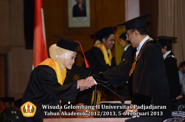 wisuda-unpad-gel-ii-ta-2012_2013-fakultas-hukum-oleh-rektor-084