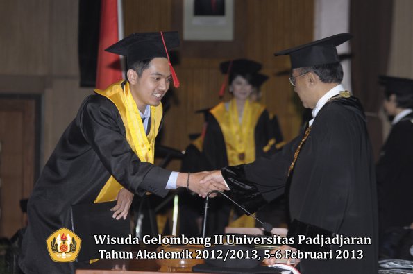 wisuda-unpad-gel-ii-ta-2012_2013-fakultas-hukum-oleh-rektor-085