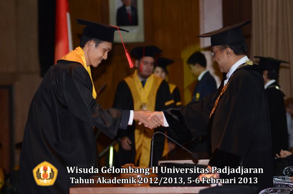 wisuda-unpad-gel-ii-ta-2012_2013-fakultas-hukum-oleh-rektor-087