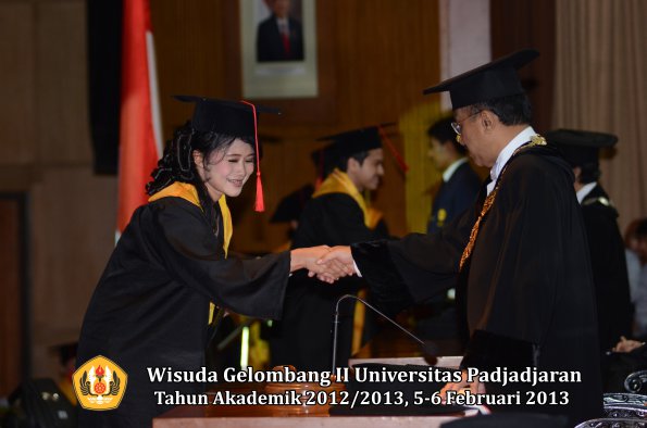 wisuda-unpad-gel-ii-ta-2012_2013-fakultas-hukum-oleh-rektor-089