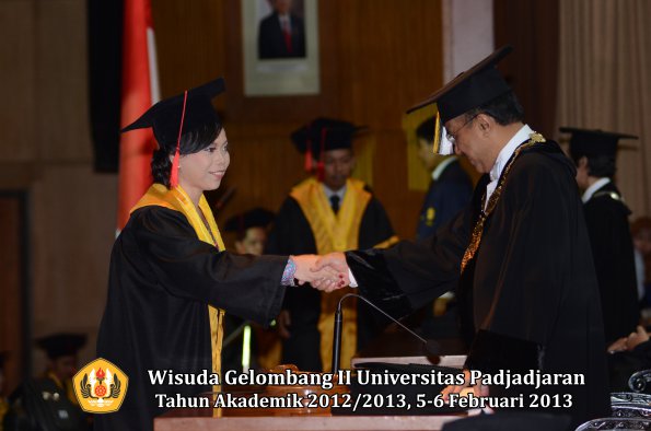 wisuda-unpad-gel-ii-ta-2012_2013-fakultas-hukum-oleh-rektor-091