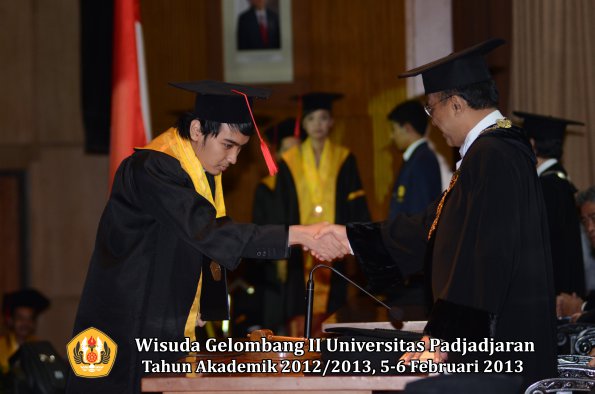 wisuda-unpad-gel-ii-ta-2012_2013-fakultas-hukum-oleh-rektor-093