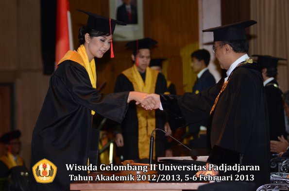 wisuda-unpad-gel-ii-ta-2012_2013-fakultas-hukum-oleh-rektor-094