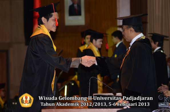 wisuda-unpad-gel-ii-ta-2012_2013-fakultas-hukum-oleh-rektor-095