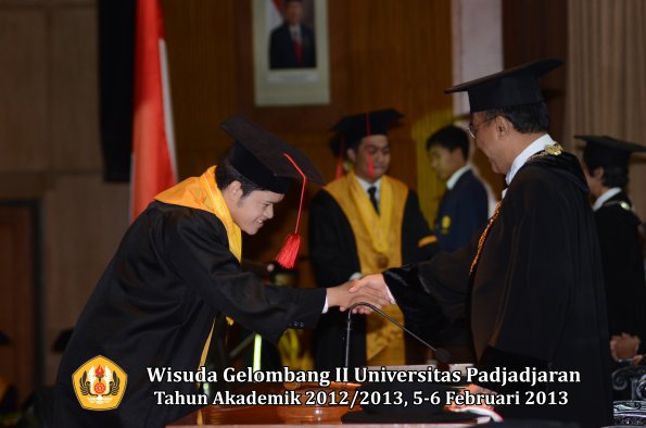 wisuda-unpad-gel-ii-ta-2012_2013-fakultas-hukum-oleh-rektor-096