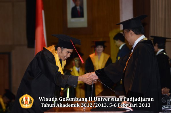 wisuda-unpad-gel-ii-ta-2012_2013-fakultas-hukum-oleh-rektor-098