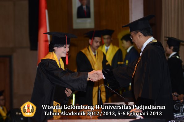 wisuda-unpad-gel-ii-ta-2012_2013-fakultas-hukum-oleh-rektor-099