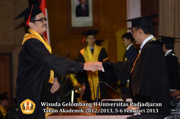 wisuda-unpad-gel-ii-ta-2012_2013-fakultas-hukum-oleh-rektor-102