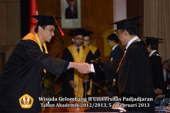 wisuda-unpad-gel-ii-ta-2012_2013-fakultas-hukum-oleh-rektor-103