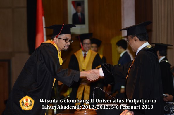 wisuda-unpad-gel-ii-ta-2012_2013-fakultas-hukum-oleh-rektor-104