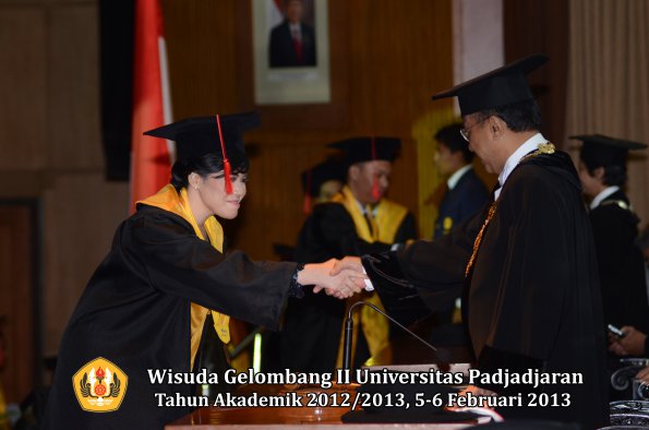 wisuda-unpad-gel-ii-ta-2012_2013-fakultas-hukum-oleh-rektor-110