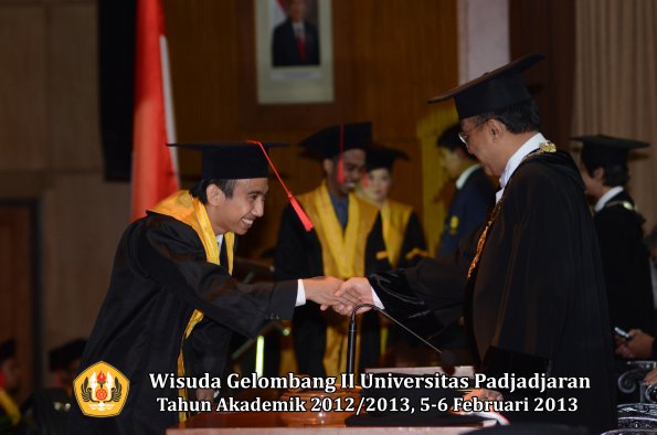 wisuda-unpad-gel-ii-ta-2012_2013-fakultas-hukum-oleh-rektor-112