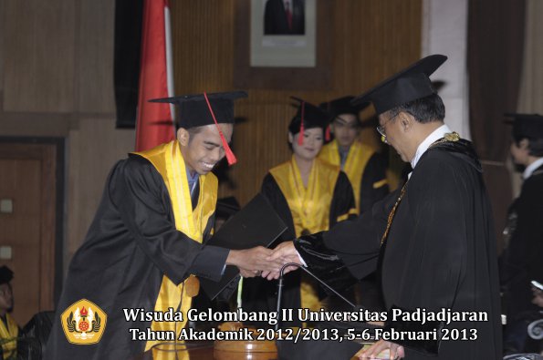 wisuda-unpad-gel-ii-ta-2012_2013-fakultas-hukum-oleh-rektor-113