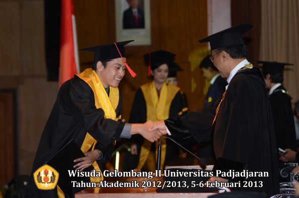 wisuda-unpad-gel-ii-ta-2012_2013-fakultas-hukum-oleh-rektor-115