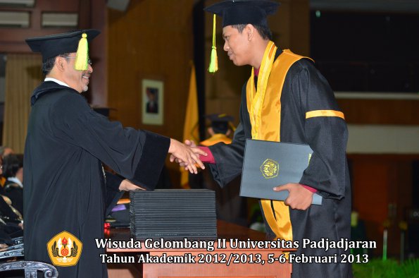 wisuda-unpad-gel-ii-ta-2012_2013-fakultas-ilmu-komunikasi-oleh-dekan-021