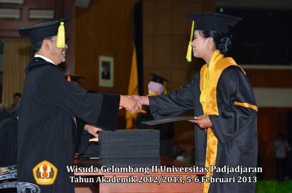 wisuda-unpad-gel-ii-ta-2012_2013-fakultas-ilmu-komunikasi-oleh-dekan-022