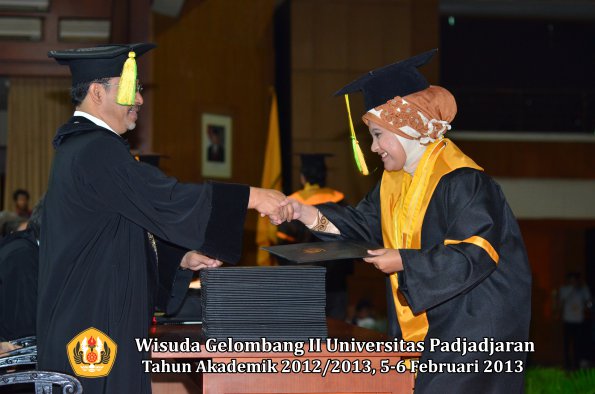 wisuda-unpad-gel-ii-ta-2012_2013-fakultas-ilmu-komunikasi-oleh-dekan-023