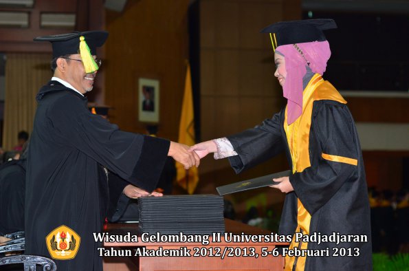 wisuda-unpad-gel-ii-ta-2012_2013-fakultas-ilmu-komunikasi-oleh-dekan-034