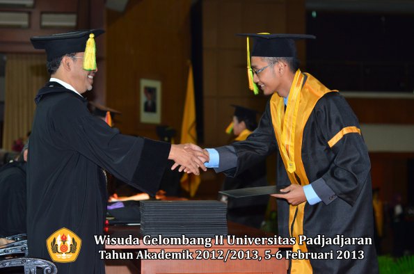 wisuda-unpad-gel-ii-ta-2012_2013-fakultas-ilmu-komunikasi-oleh-dekan-037