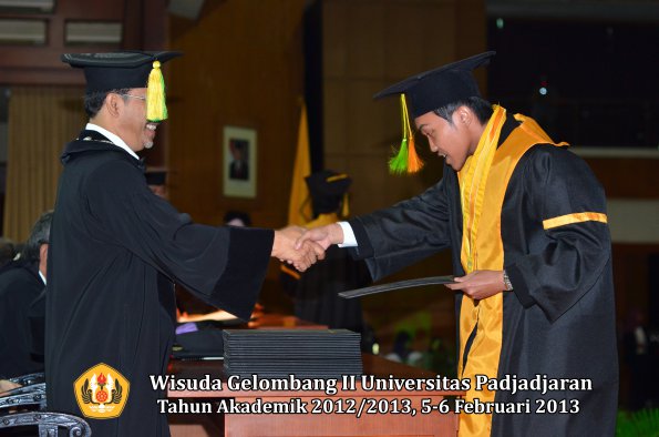 wisuda-unpad-gel-ii-ta-2012_2013-fakultas-ilmu-komunikasi-oleh-dekan-043