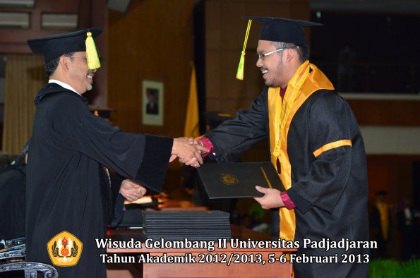 wisuda-unpad-gel-ii-ta-2012_2013-fakultas-ilmu-komunikasi-oleh-dekan-044