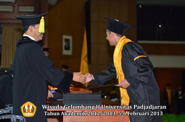 wisuda-unpad-gel-ii-ta-2012_2013-fakultas-ilmu-komunikasi-oleh-dekan-045