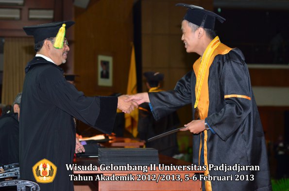 wisuda-unpad-gel-ii-ta-2012_2013-fakultas-ilmu-komunikasi-oleh-dekan-048