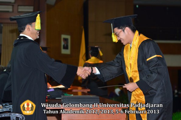 wisuda-unpad-gel-ii-ta-2012_2013-fakultas-ilmu-komunikasi-oleh-dekan-054