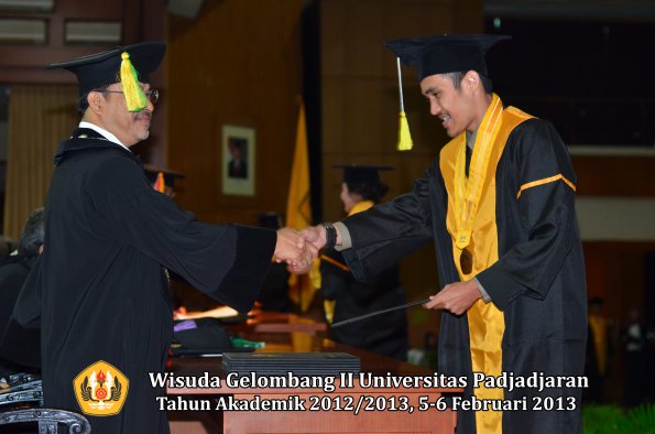 wisuda-unpad-gel-ii-ta-2012_2013-fakultas-ilmu-komunikasi-oleh-dekan-058