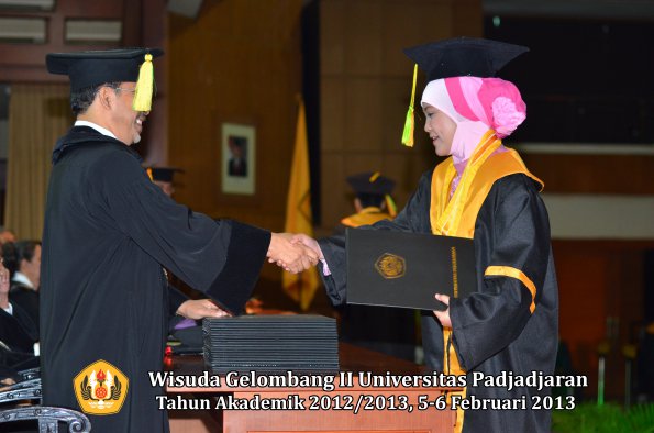 wisuda-unpad-gel-ii-ta-2012_2013-fakultas-ilmu-komunikasi-oleh-dekan-068